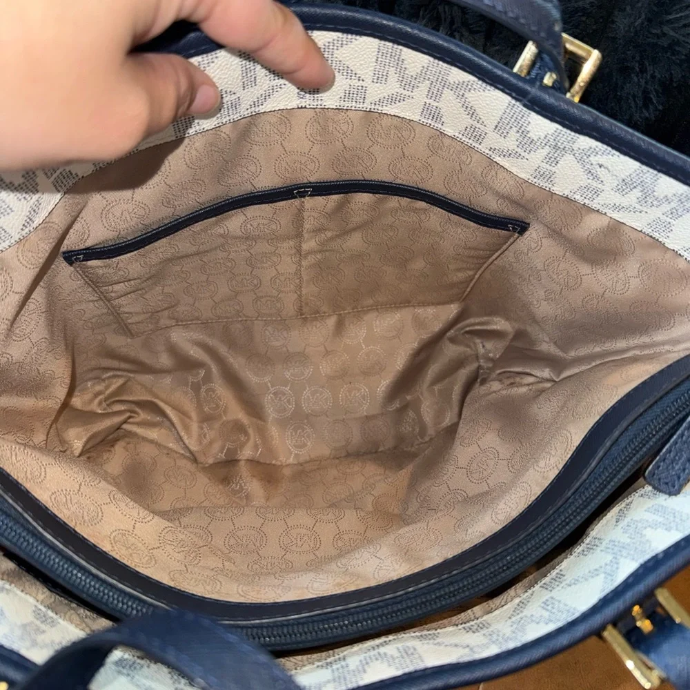 Michael Kors White & Navy Monogram Tote Bag with Wallet - Picture 5 of 13